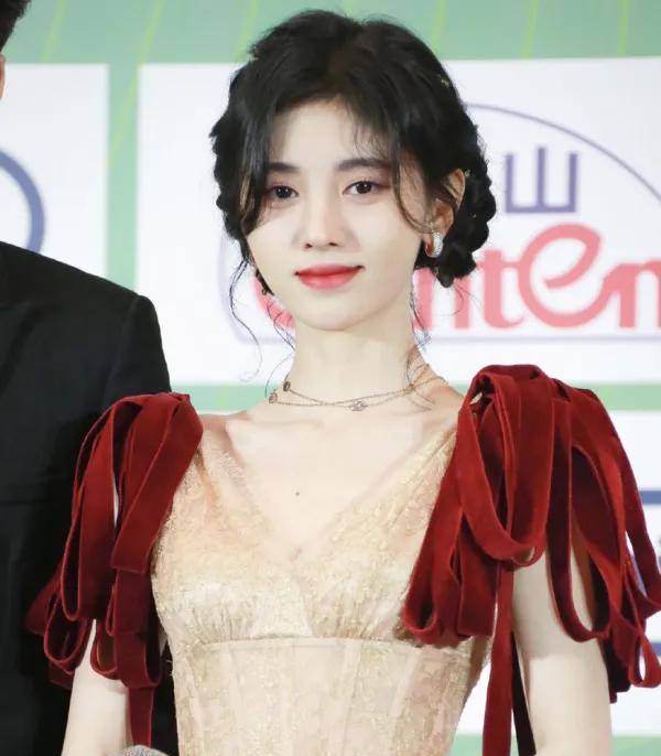 鞠婧祎粉金色礼服一出围观群众惊艳了,生图比精修图还要美_造型_活动