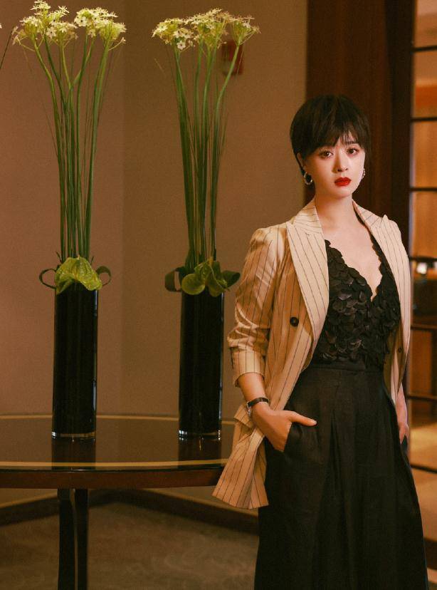 蒋欣为《小舍得》减肥30斤,39岁美出新高,刘涛看完压力倍增_西装_形象