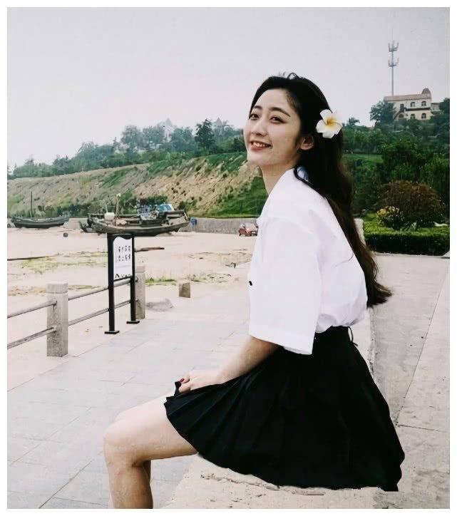 何洛洛当众承认喜欢她,穿白衬衫搭黑裙子清纯无比,美成校花_戚砚笛
