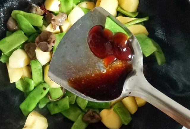 东北家常土豆豆角炖鸡胗,鲜香入味,好吃到舔盘子_步骤_五花肉_大料