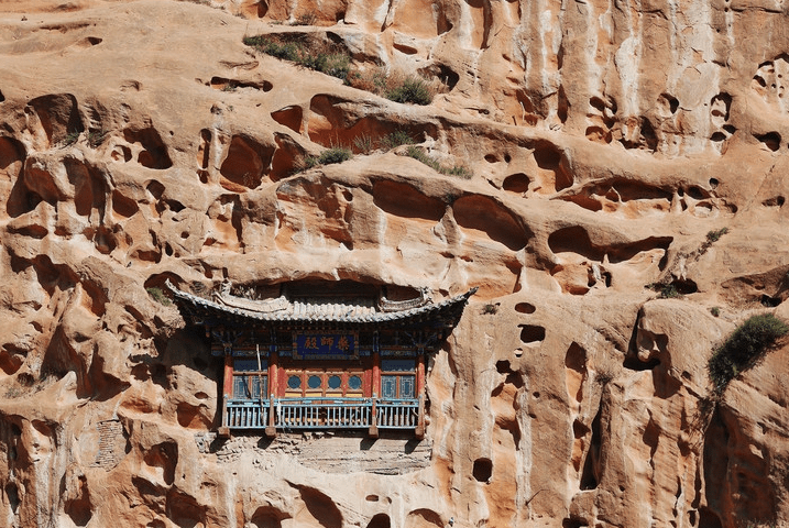 长在山上的甘肃马蹄寺千佛洞内见佛子垂首低眉鉴佛心