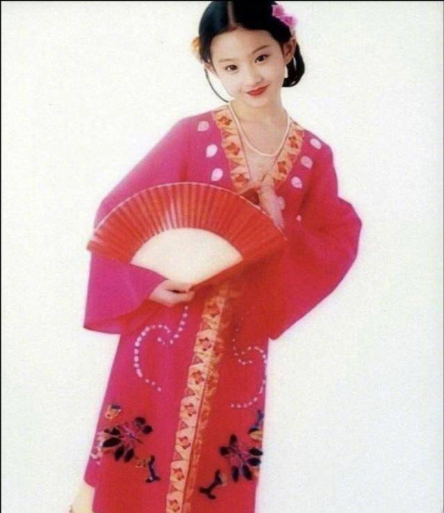 刘亦菲童年高清照曝光,扎一头小花辫软萌又可爱_小时候_照片_妈妈