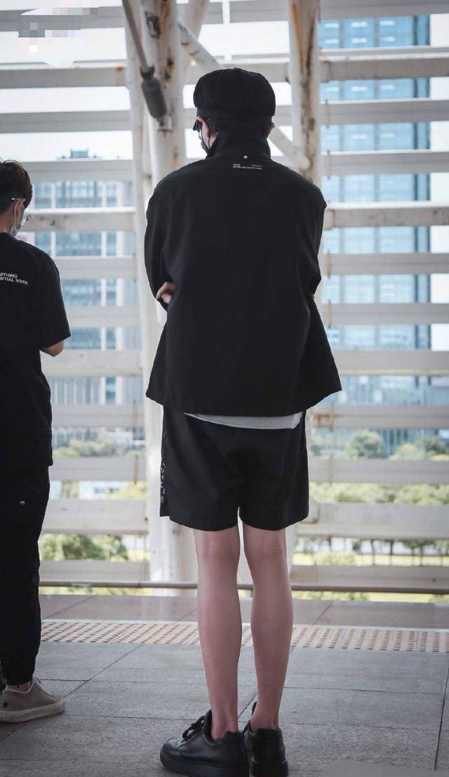 原创男版漫画腿出现毛不易现身双腿白长直女艺人都得羡慕