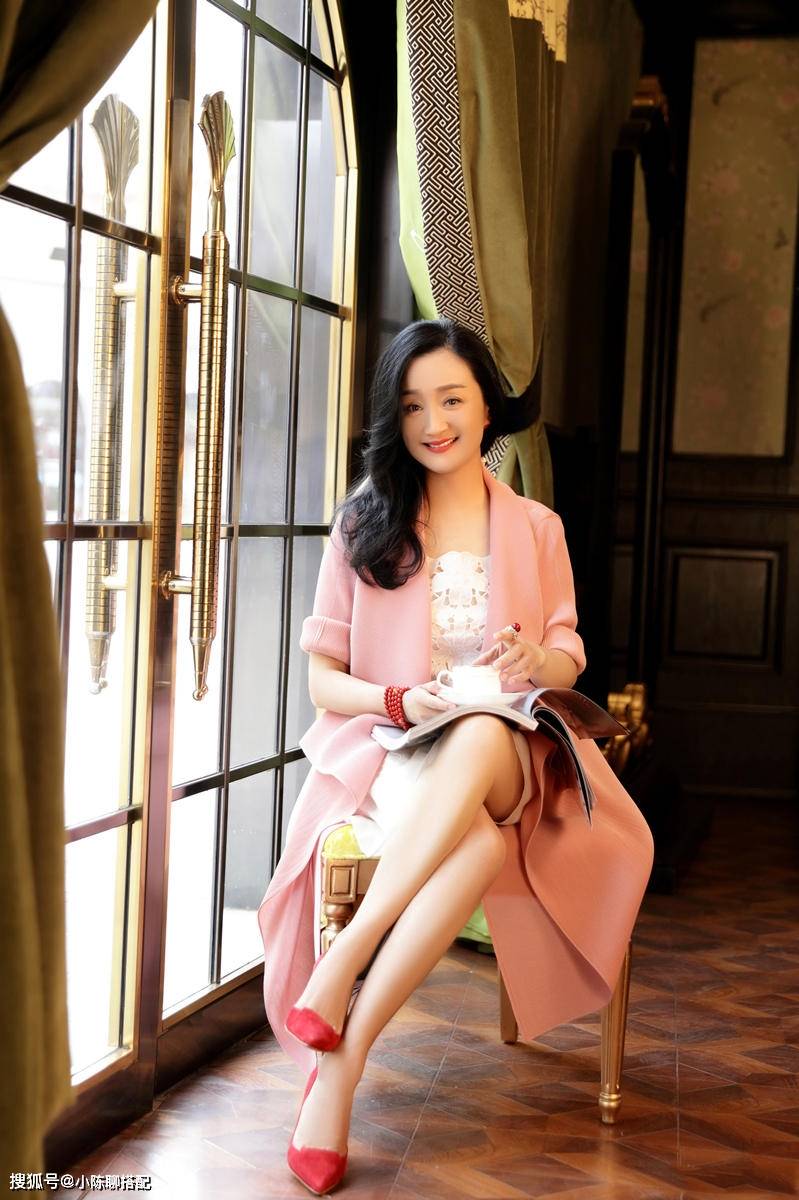 "上海妈妈"专业户杨昆:穿花穿素都优雅,看不出是60岁的人_女人_时尚