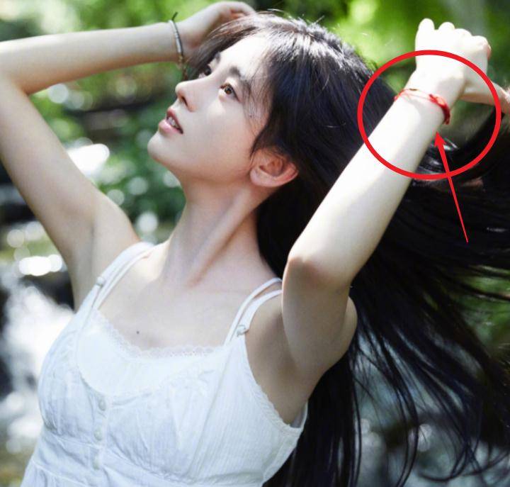 放弃半永久妆的鞠婧祎,纯欲风美出新高度,手上却曝光"小心机"_日照