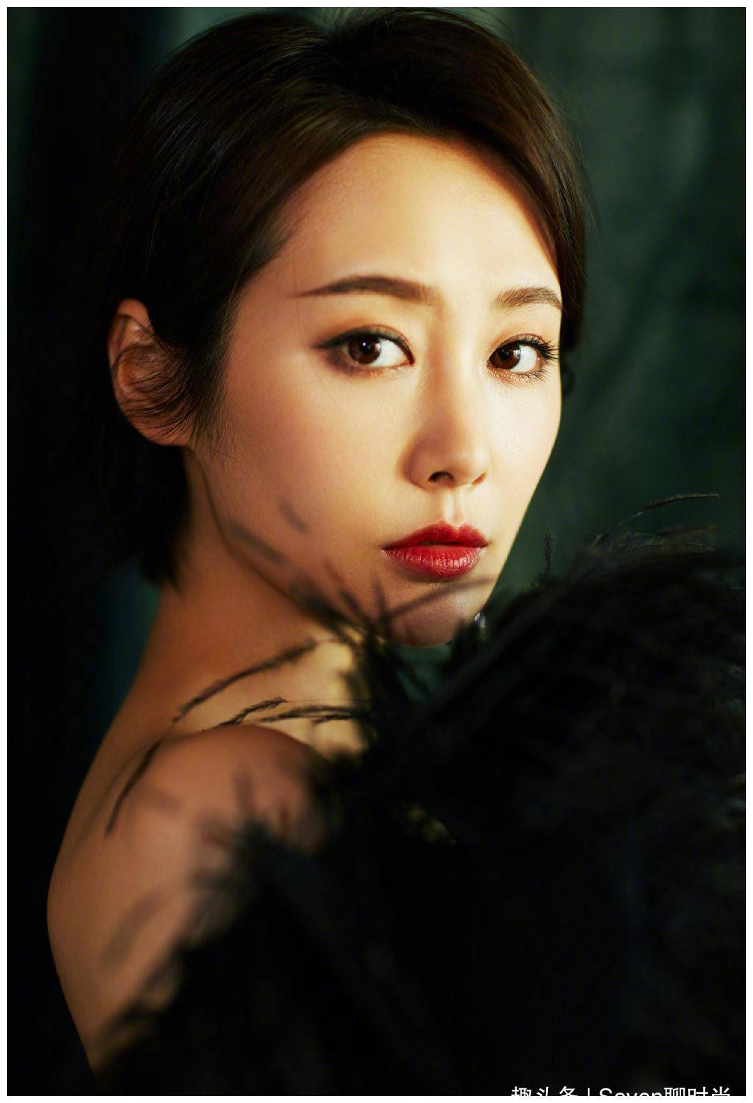 李纯这次造型的上半身衣服是一字领的风格,可以说这种风格非常性感.