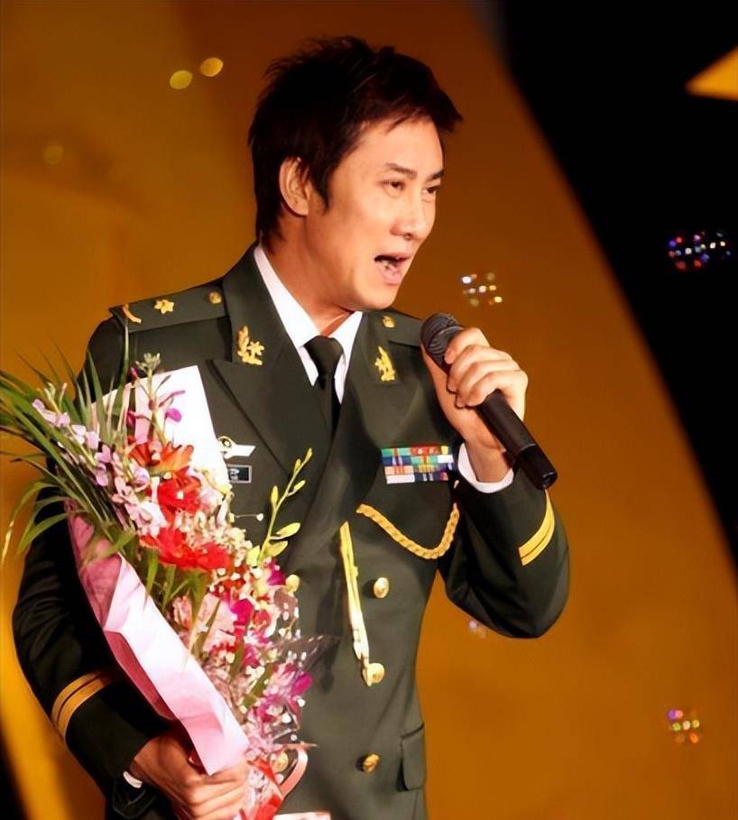 穿军装还得是真正的军人,这12位男歌手的军装照,个个气宇轩昂