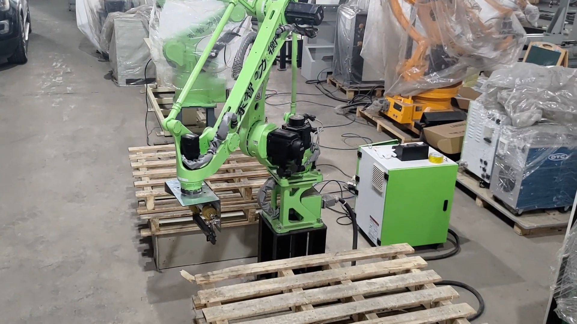 东智力衡托盘打钉机器人自动托盘打钉机械手