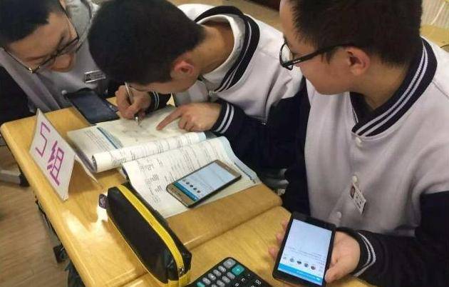 原创             2022年发布通知！今后不允许老师用手机布置作业，家长：早该改了