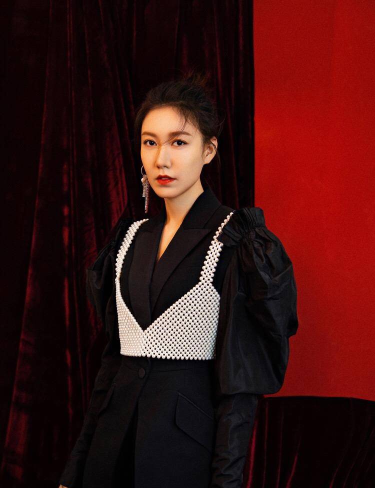 高露那姣好的气质,可是通过穿搭以后更可以完全凸显出她身上的女人味