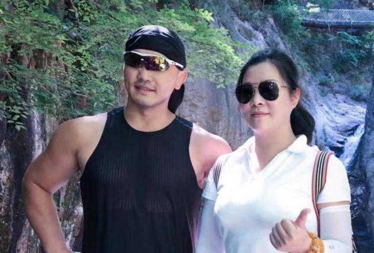 小龙女是美人坯子,一龙妻子至今成谜_龙的_照片_争议