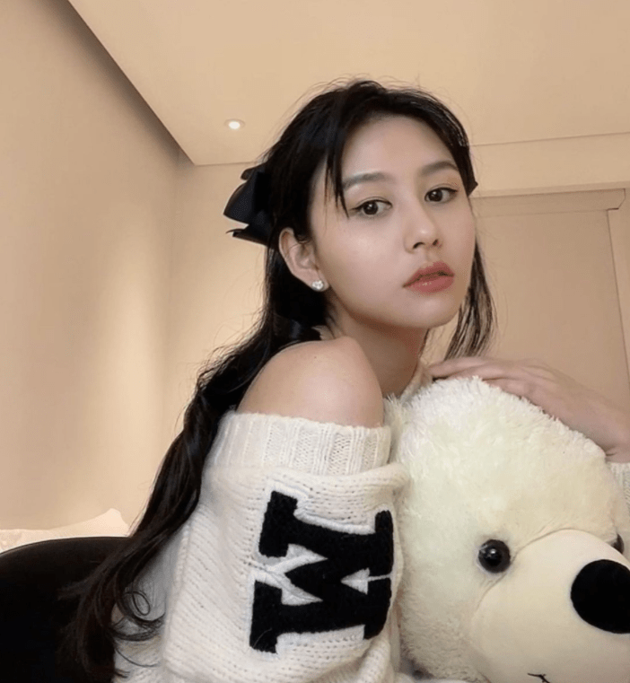 原创邱淑贞女儿登杂志封面自曝遭同学排挤性格内向但想出道当艺人