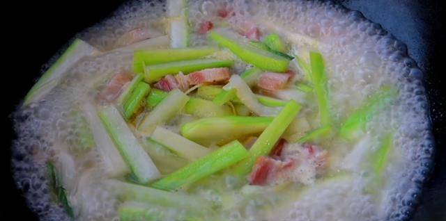 淮扬菜大厨将瓠子加入咸肉,河虾一起烧,咸鲜适口,清爽宜人_备用_过水