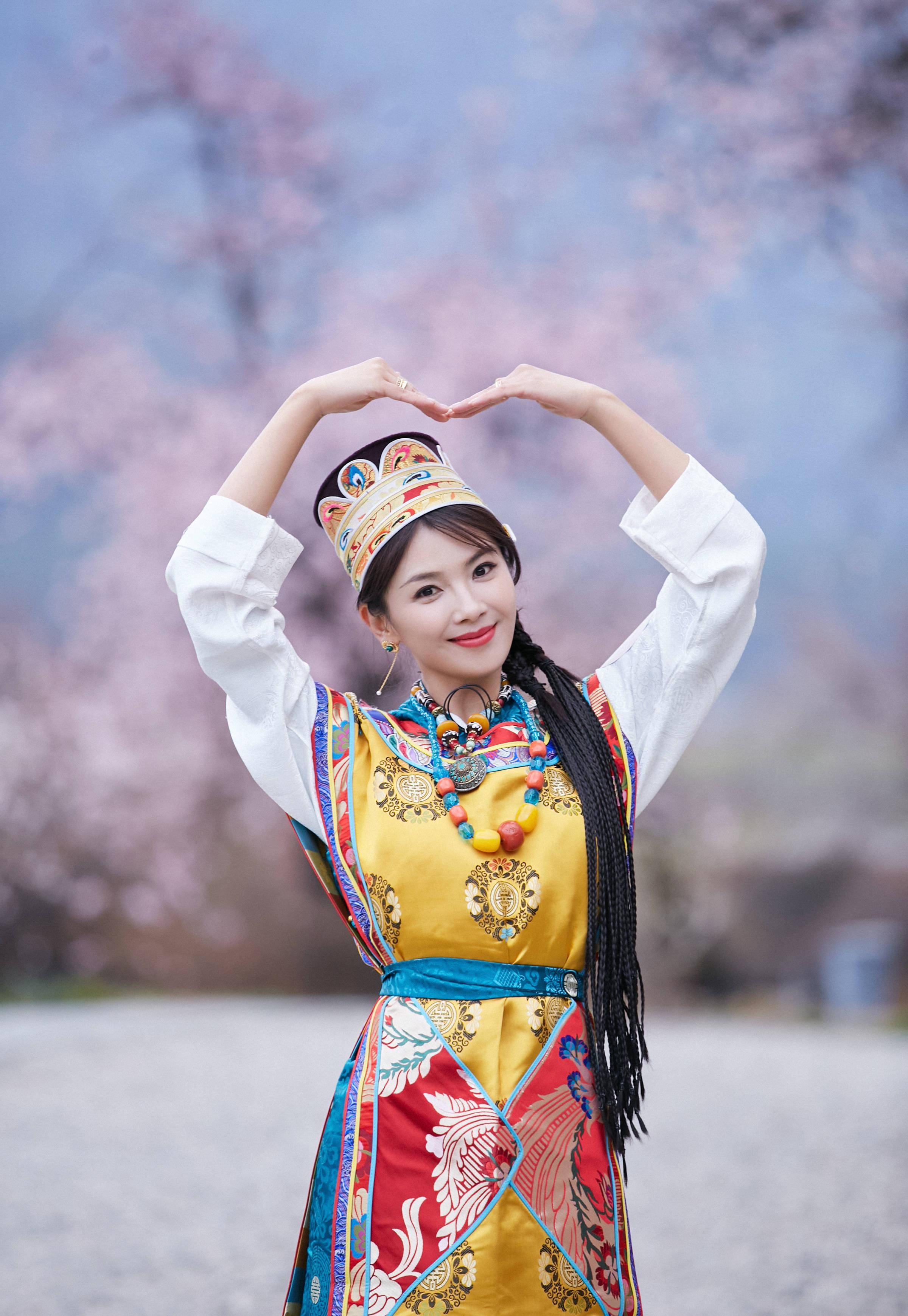 原创刘涛身穿藏族服饰桃花树下翩翩起舞优雅美丽