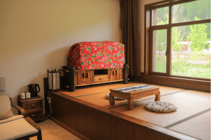 从现代都市回归原乡文化,从砖瓦高楼走进东北木屋.