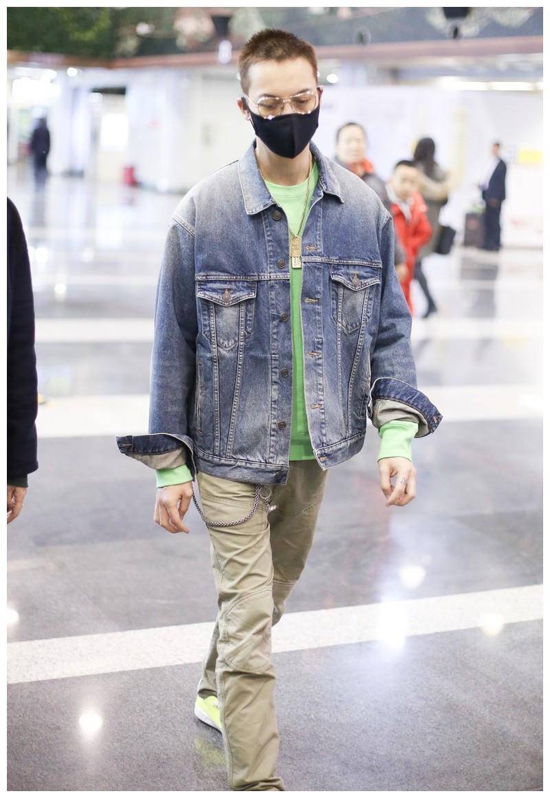 李易峰轻松现身机场牛仔夹克配牛仔裤看腿女人都得酸