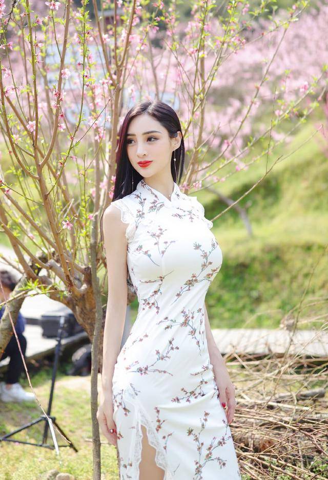 原创25岁校花吴春怡穿短款旗袍秀身材曲线不愧是中国第一美腿车模
