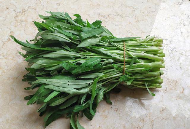 天热别错过这个碱性蔬菜,再便宜也要给小孩多吃,清热下火防中暑_通菜