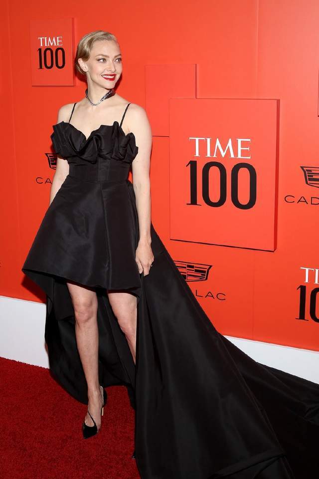 37岁阿曼达红唇夺目,穿大露背长裙秀白皙肌肤,宛如性感小野猫_黑色