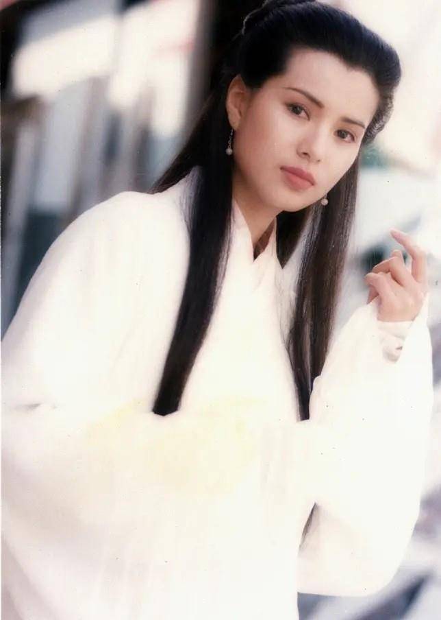 1996年,李若彤受邀参演了周星驰主演的喜剧片《大内密探零零发》,同年