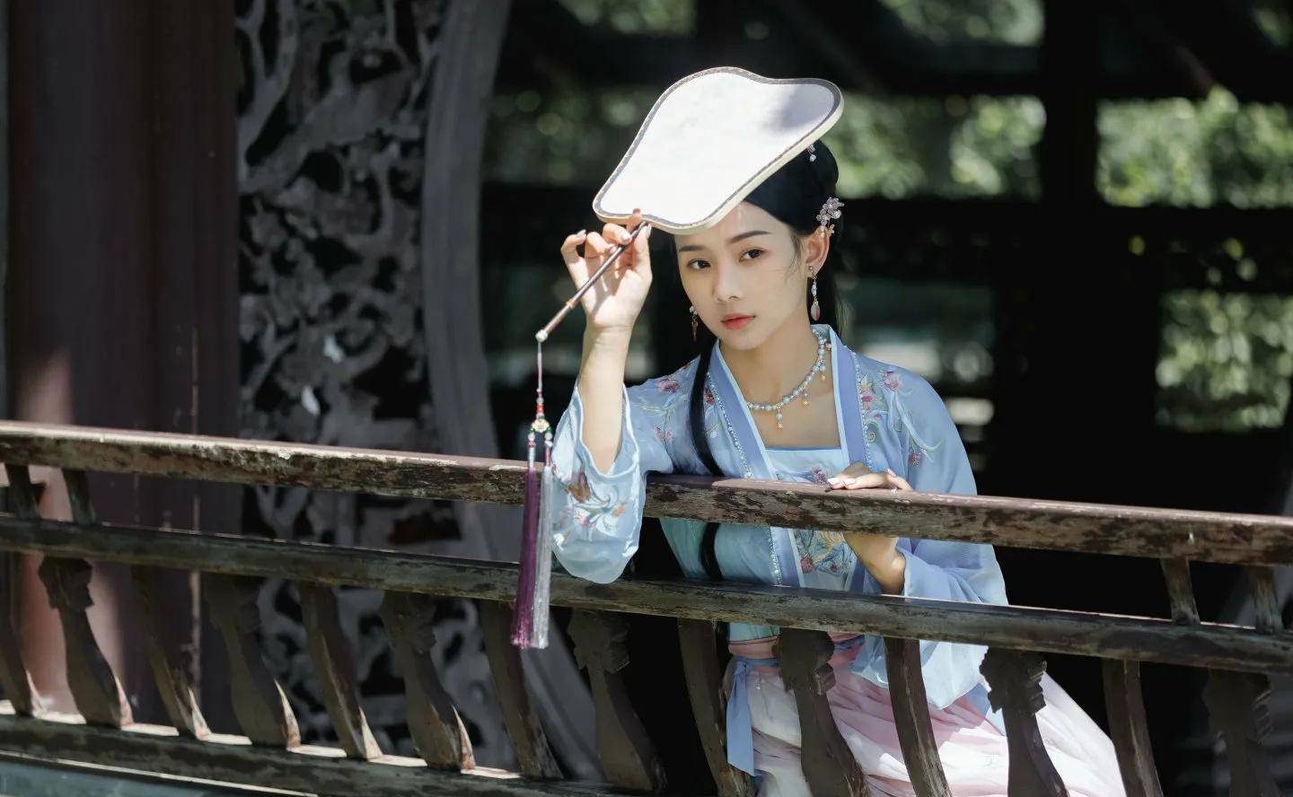 演员鲁照华古装素净又淡雅,尽显中国女性古典美