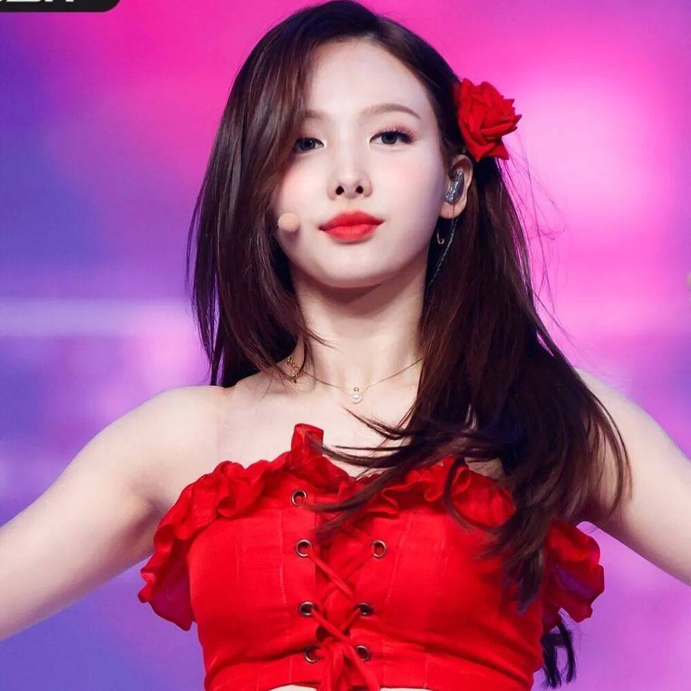 twice林娜琏写真大秀香肩美腿!雪肤玉貌太性感艳丽_粉色_专辑_肌肤