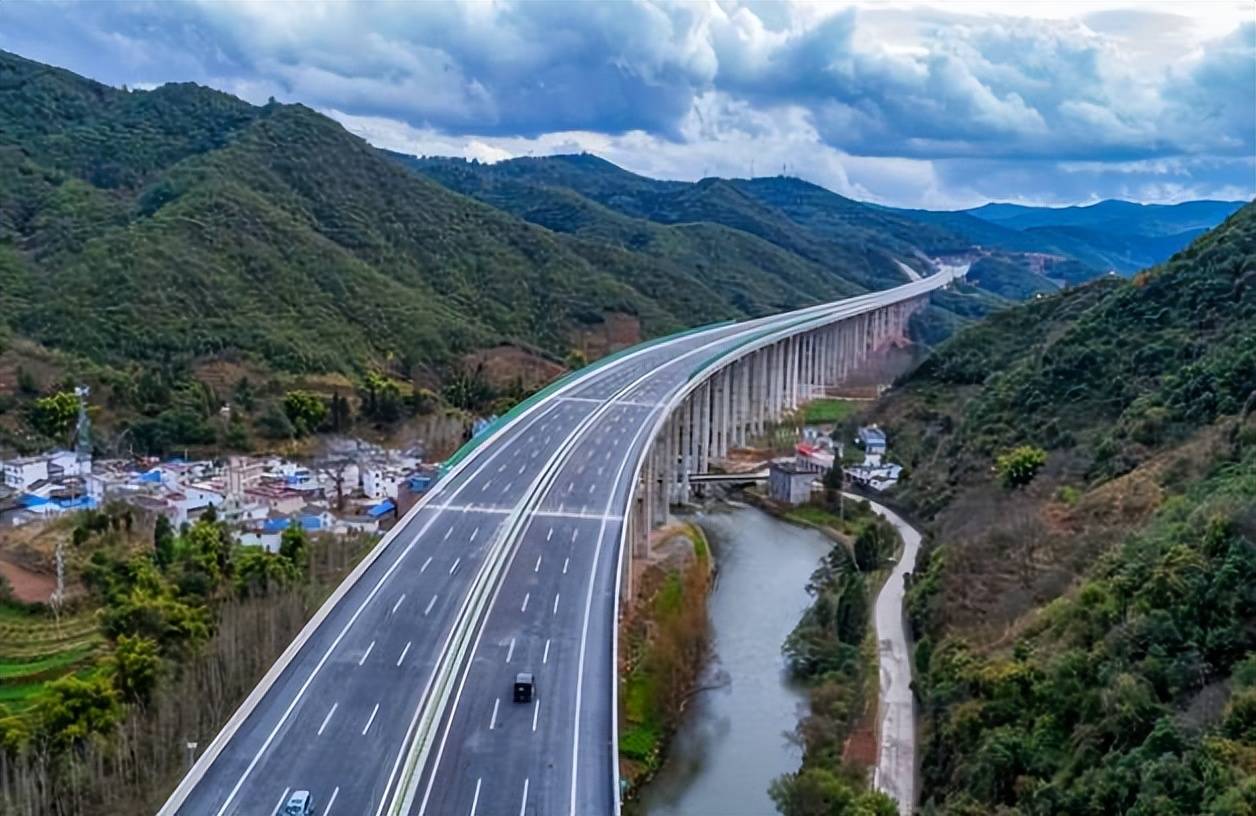 新昆楚高速公路兩大遺憾:一,通行費用太高;二,至今未全線通車_楚雄