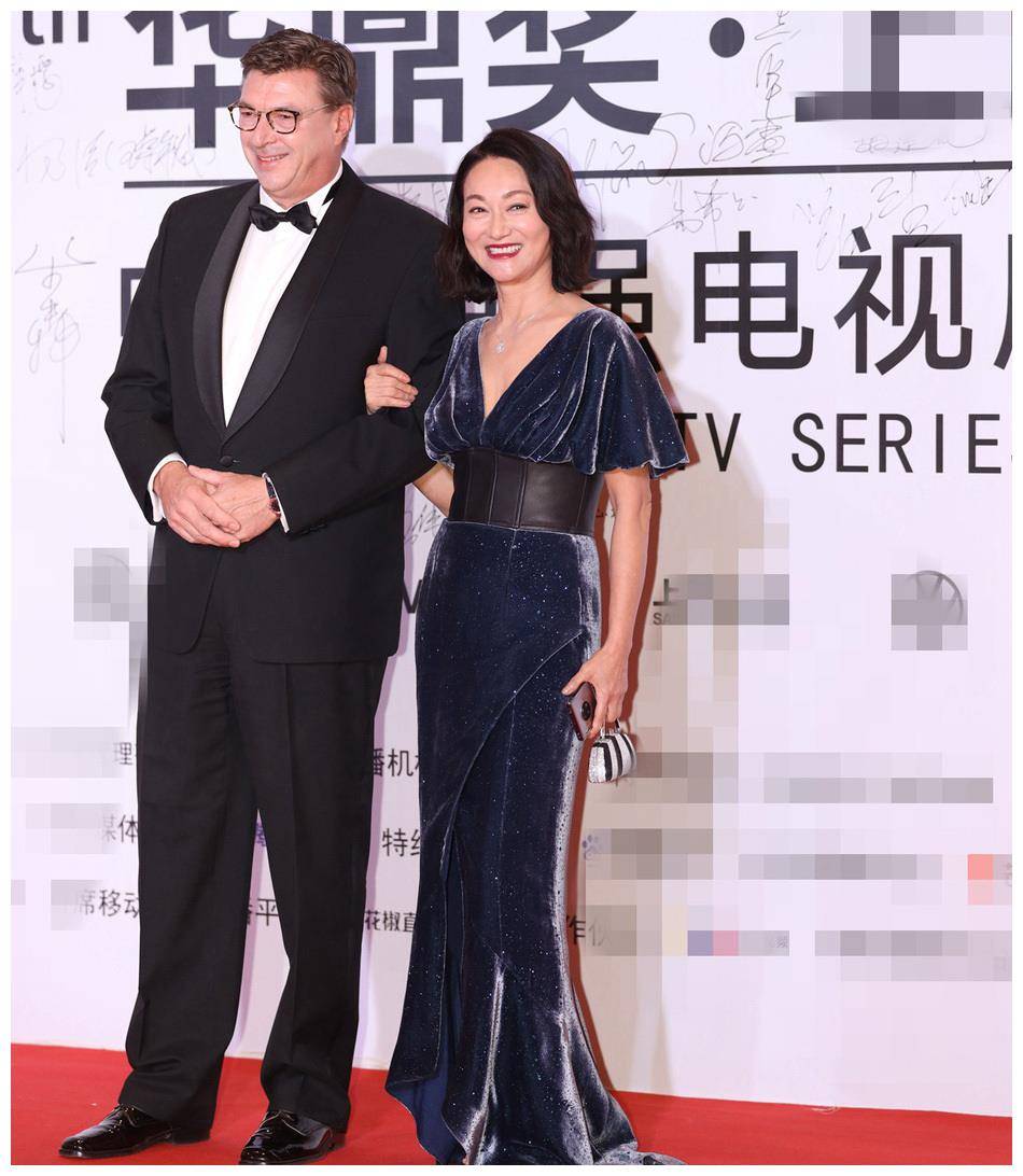 59岁惠英红真豁得出去,扎腰封勒到了胸,这蛮腰长腿不像奶奶辈_天鹅绒