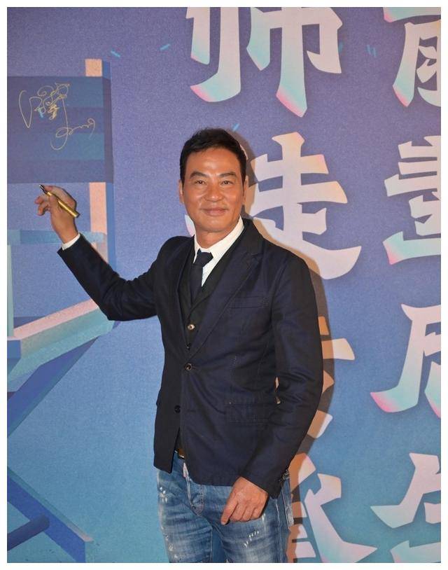 原创成龙任达华一同参加活动年龄只差1岁看起来却像两代人