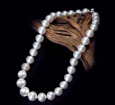 原创             赫本三层珍珠项链惊艳众人，学会这几点你也可以美得令人惊叹！