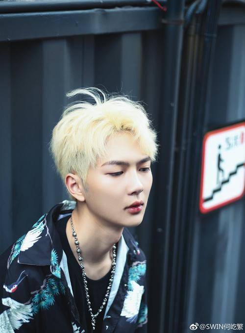 何屹繁除了参加了这次的《创造营》,他也参加过《以团之名》;吾木提也