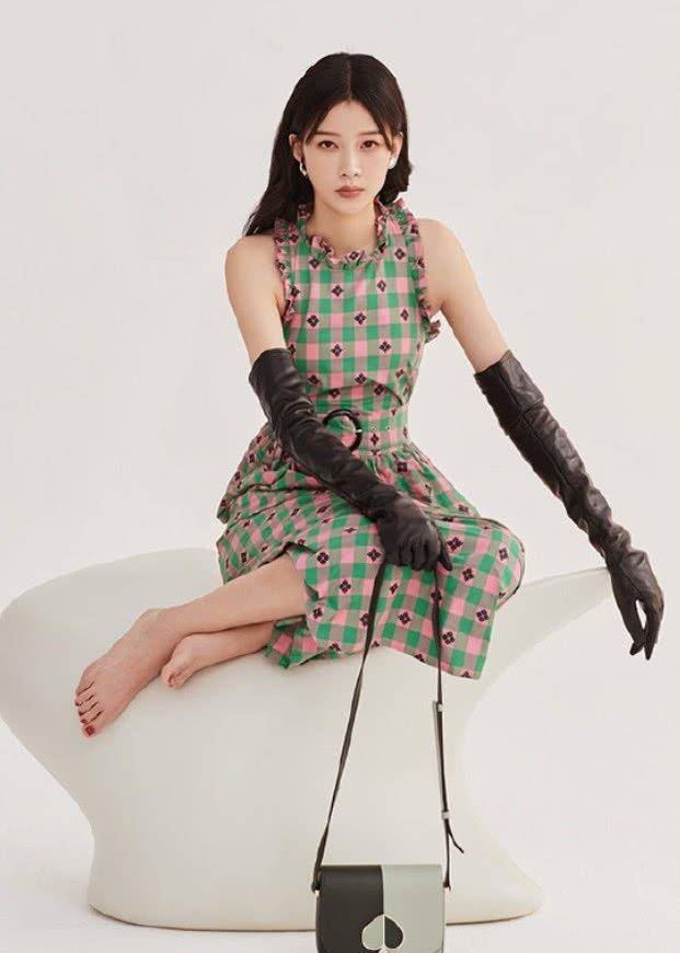 原创孙怡是认真的吗竟在脚上画2根红线来代替鞋子令人笑喷了