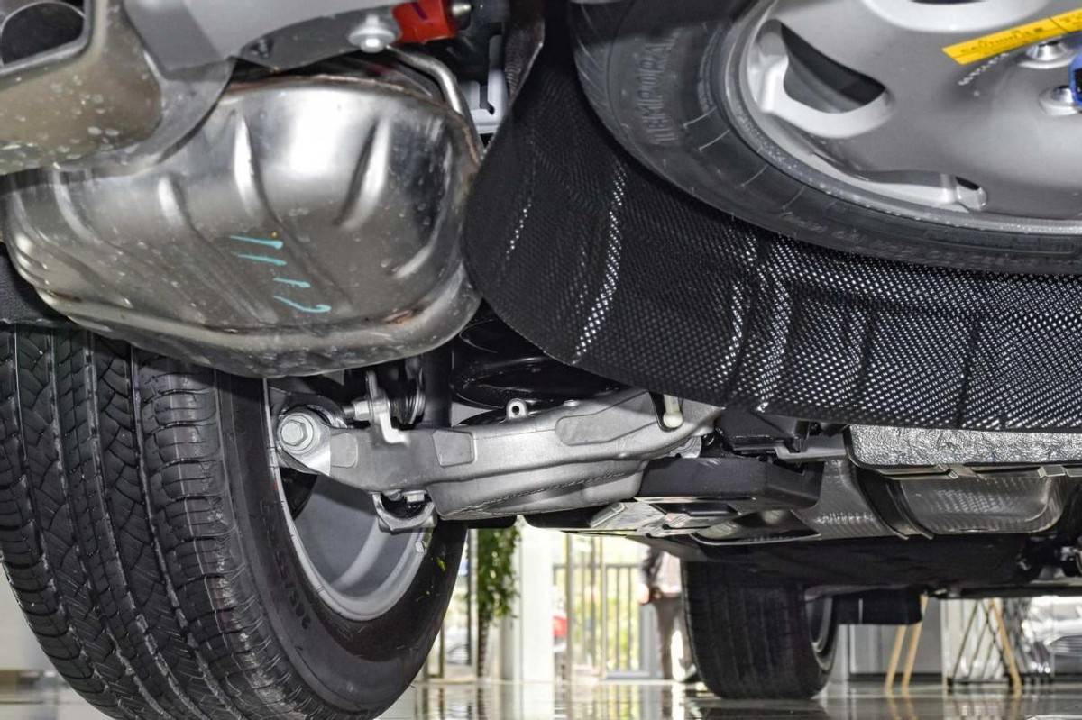 底盘方面,锐界plus没能获得进一步进阶,麦弗逊式独立悬挂 多连杆式