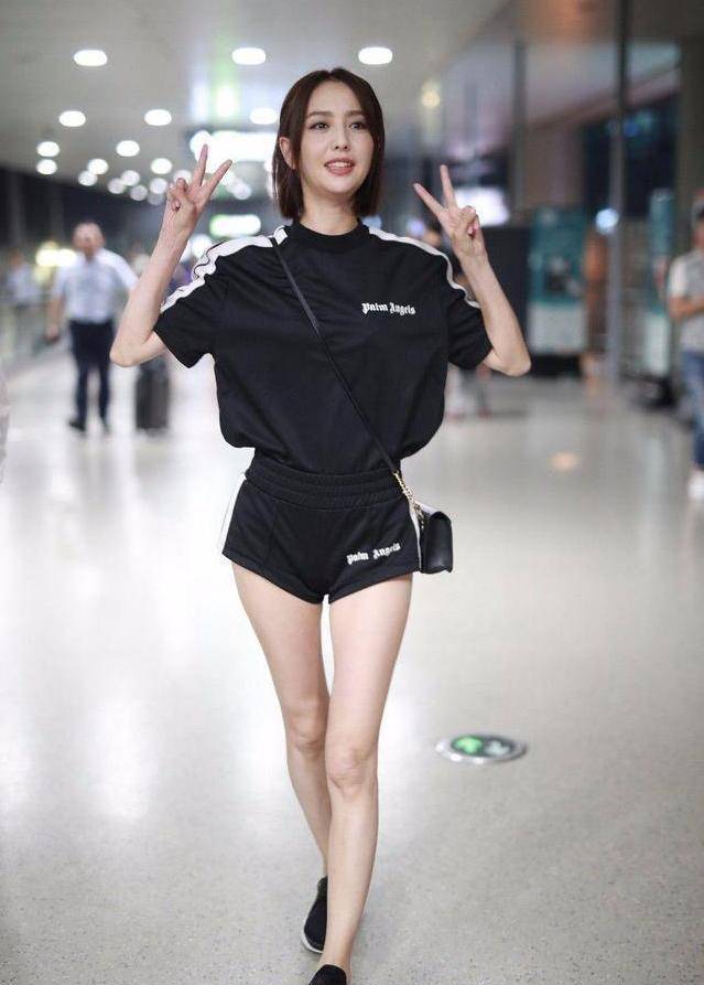 36岁佟丽娅真撩人,穿20cm运动短裤现身机场,网友:不愧是腿精