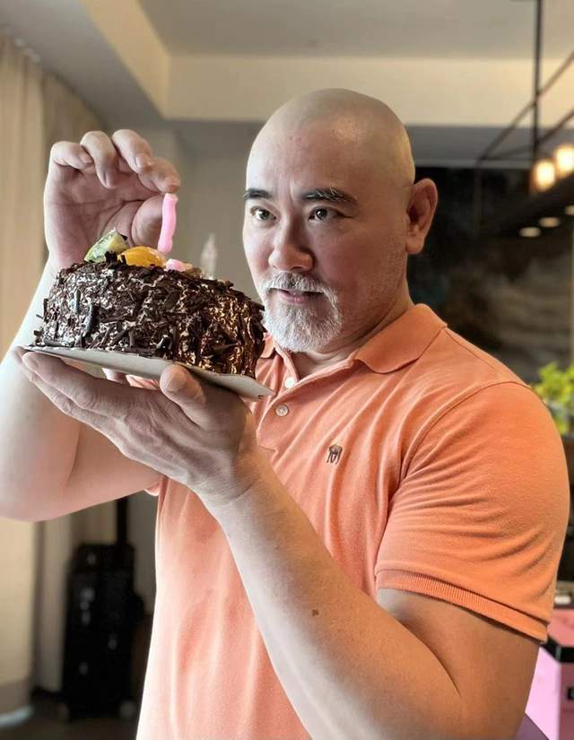 原创老戏骨赵文瑄62岁生日低调度过近照胖到200斤理光头霸气十足