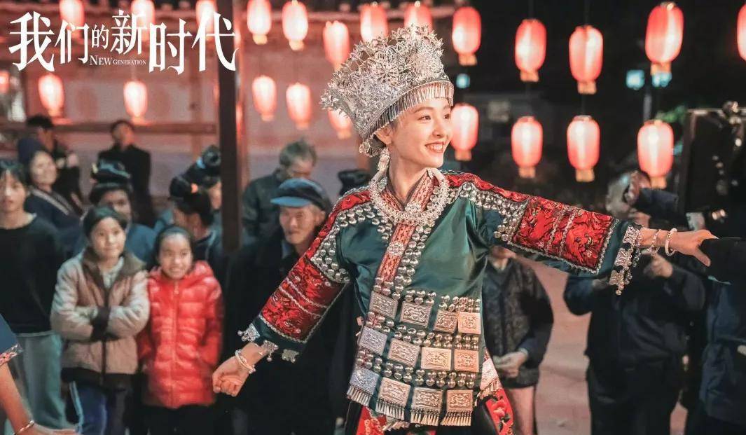 近期还凭借电视剧《我们的时代》里的民族风造从网上曝光的照片来看
