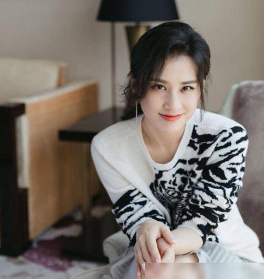 会穿的女人都很美,37岁黄圣依黑白长裙配丸子头,气质优雅