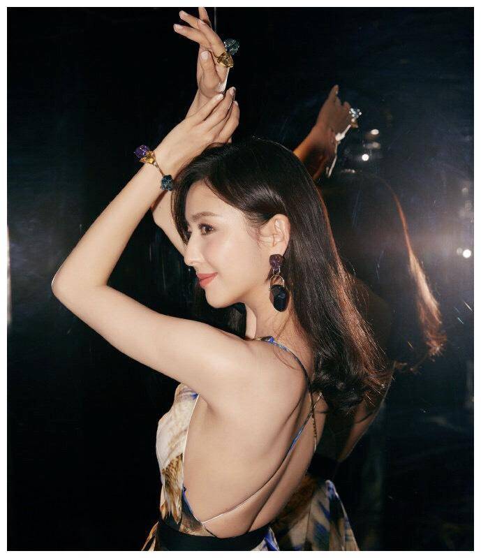 原创佟丽娅33岁依然年轻貌美身穿印花连衣裙完全不像1个孩子的妈