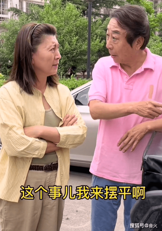 馮鞏與閆學晶演夫妻,眼袋鬆弛臉上色斑太搶鏡,車子被剮蹭倒貼錢_賈玲