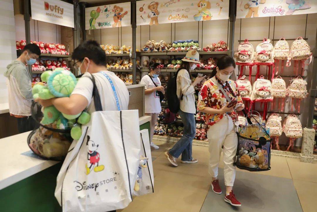 迪士尼世界商店开门啦!直击"粉丝"买买买现场_游客_星黛露_玩偶