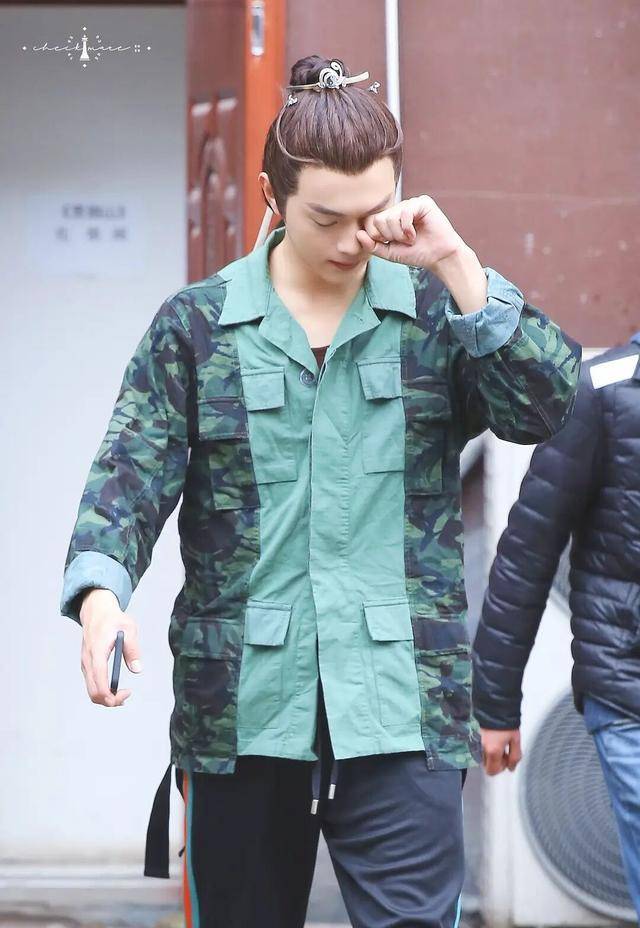 仔细一看,许凯在公开场合揉眼睛的照片真是不少.