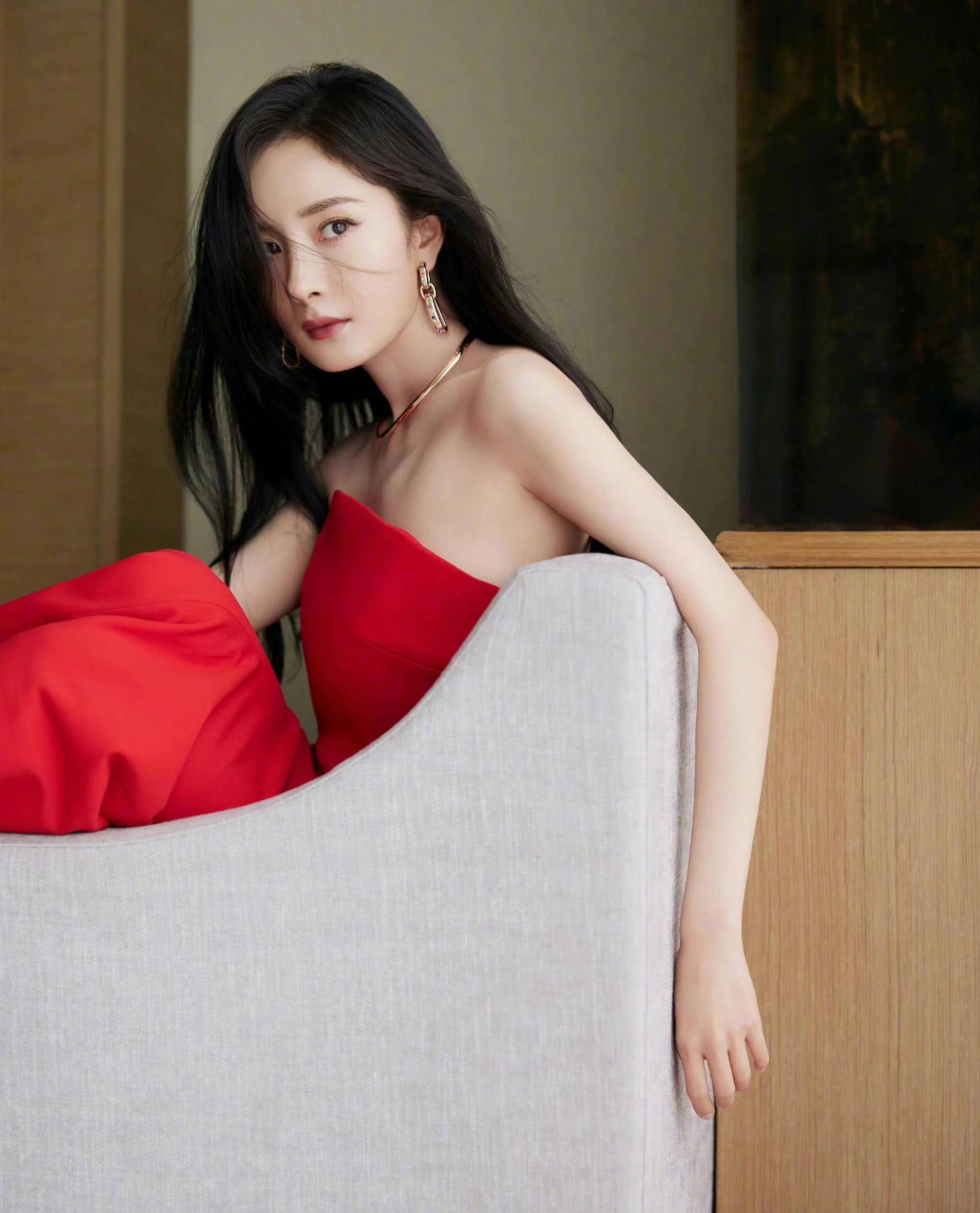 杨幂少女感,时尚感来回切换,32岁的3d女神蓝燕变化太多了_身材_活动