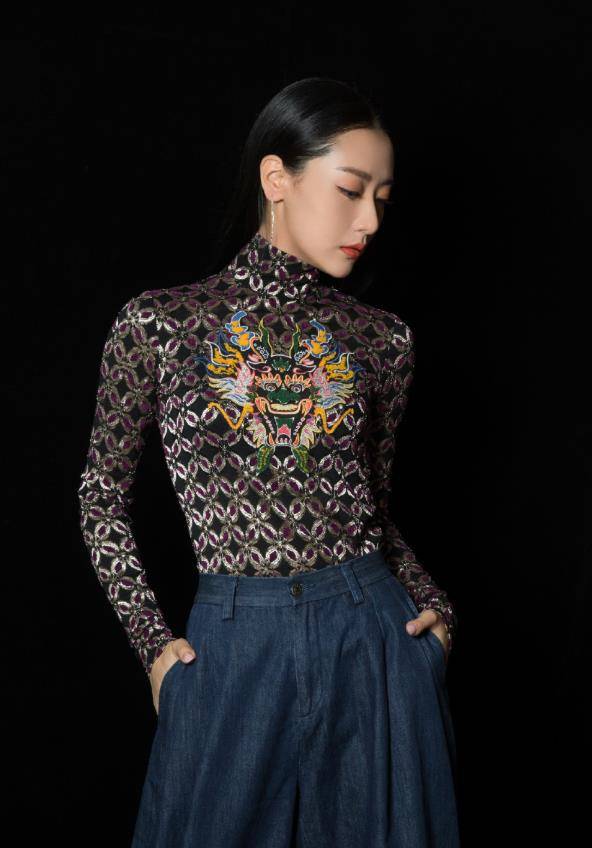 "京城四美"之一白冰,穿衣风格优雅随性,辣妈身材惹人羡_时尚_黑色