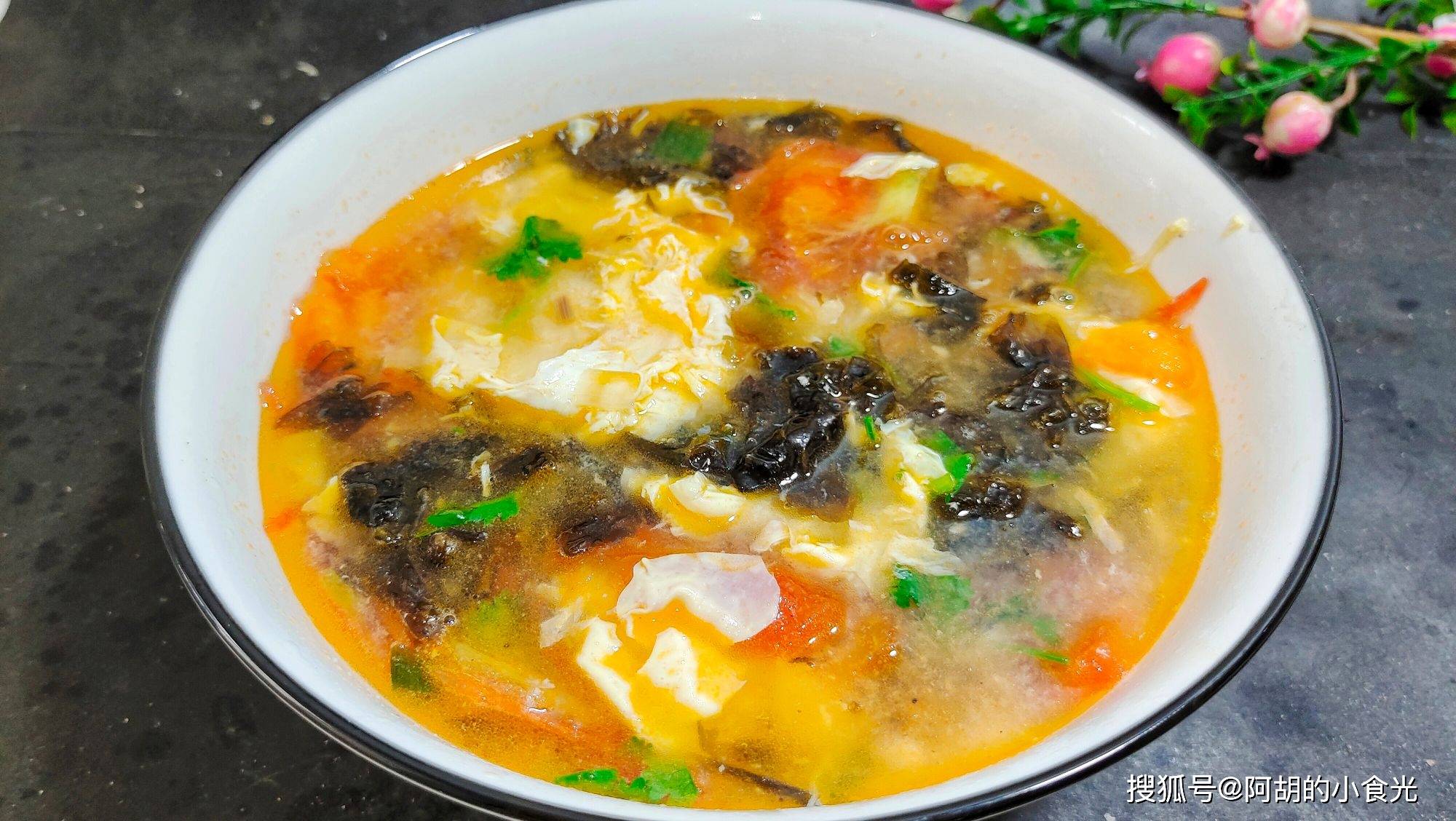 夏天吃西红柿开胃的同时又可以养肝养颜,紫菜中含有大量人体所需的矿