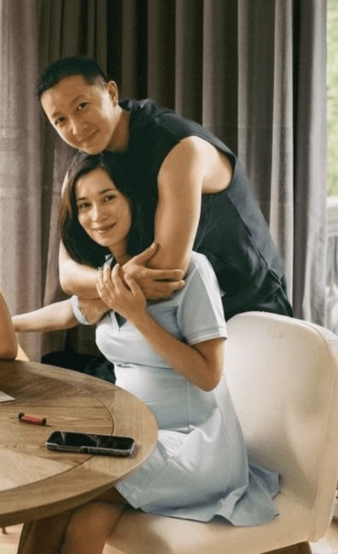 卢靖姗晒庆生照韩庚捧妻子孕肚恩爱出镜超大豪华别墅内景曝光