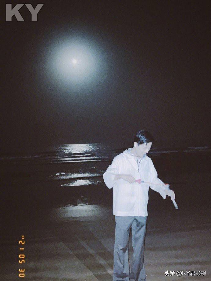原创肖战凌晨在海边发玩泡泡照疑似深夜工作休闲片刻引来粉丝关注点赞