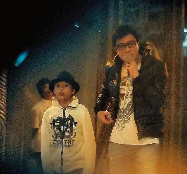 但在儿子读书和生活方面,罗嘉良都尽自己能力再多给一些抚养费,在物质