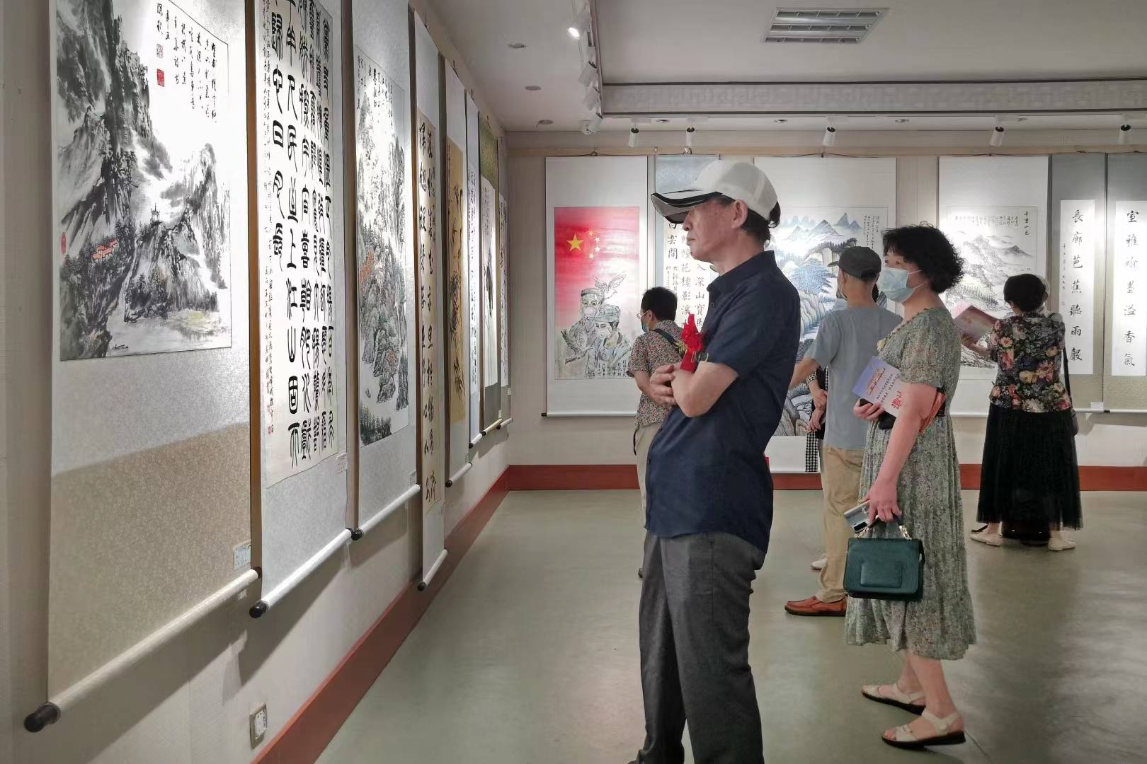 此次作品展由安庆朱小龙口腔医院,安庆爱尔眼科医院协办.