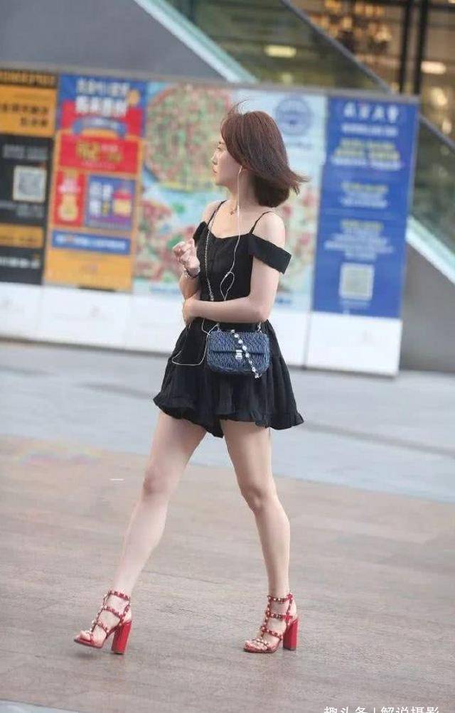 原创路人街拍姑娘粉红色的背心配上白色的衬衫非常的漂亮