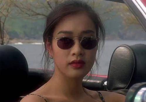 出演了《破坏之王》,《九品芝麻官》,这部戏也火遍了东南亚,钟丽缇被